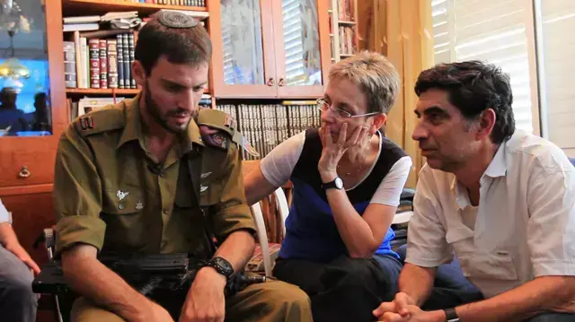 סגן איתן בביקור תנחומים אצל משפחת גולדין. אוגוסט 2014 סגן איתן בביקור תנחומים אצל משפחת גולדין. אוגוסט 2014