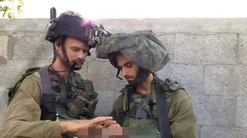 רב-סרן בניה שראל שנהרג במבצע "צוק איתן" בתמונתו האחרונה לצד מפקד סיירת גבעתי סגן אלוף זינו, אוגוסט 2014 רב-סרן בניה שראל שנהרג במבצע "צוק איתן" בתמונתו האחרונה לצד מפקד סיירת גבעתי סגן אלוף זינו, אוגוסט 2014