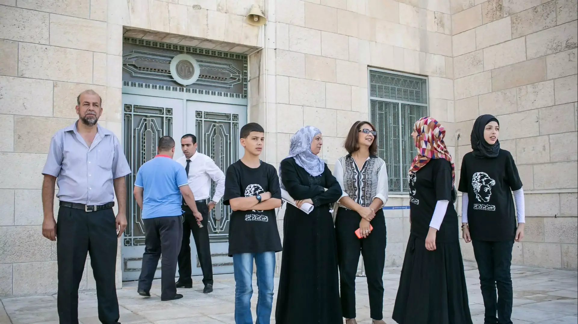 חוסיין אבו חדיר ומשפחתו בבית המשפט המחוזי בירושלים בדיון על מעצר החשודים בשריפת בנו מוחמד אבו חדיר. אוגוסט 2014 חוסיין אבו חדיר ומשפחתו בבית המשפט המחוזי בירושלים בדיון על מעצר החשודים בשריפת בנו מוחמד אבו חדיר. אוגוסט 2014