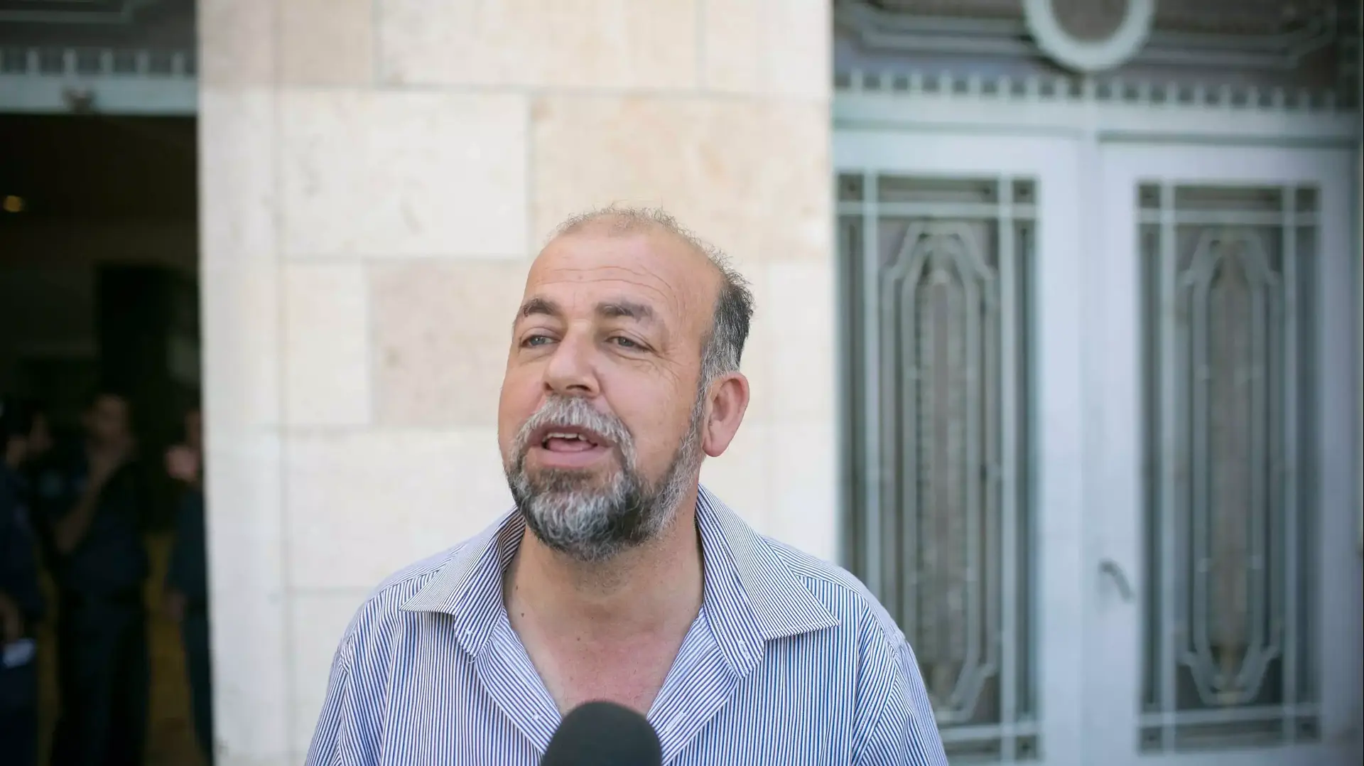 חוסיין אבו חדיר ומשפחתו בבית המשפט המחוזי בירושלים בדיון על מעצר החשודים בשריפת בנו מוחמד אבו חדיר. אוגוסט 2014 חוסיין אבו חדיר ומשפחתו בבית המשפט המחוזי בירושלים בדיון על מעצר החשודים בשריפת בנו מוחמד אבו חדיר. אוגוסט 2014