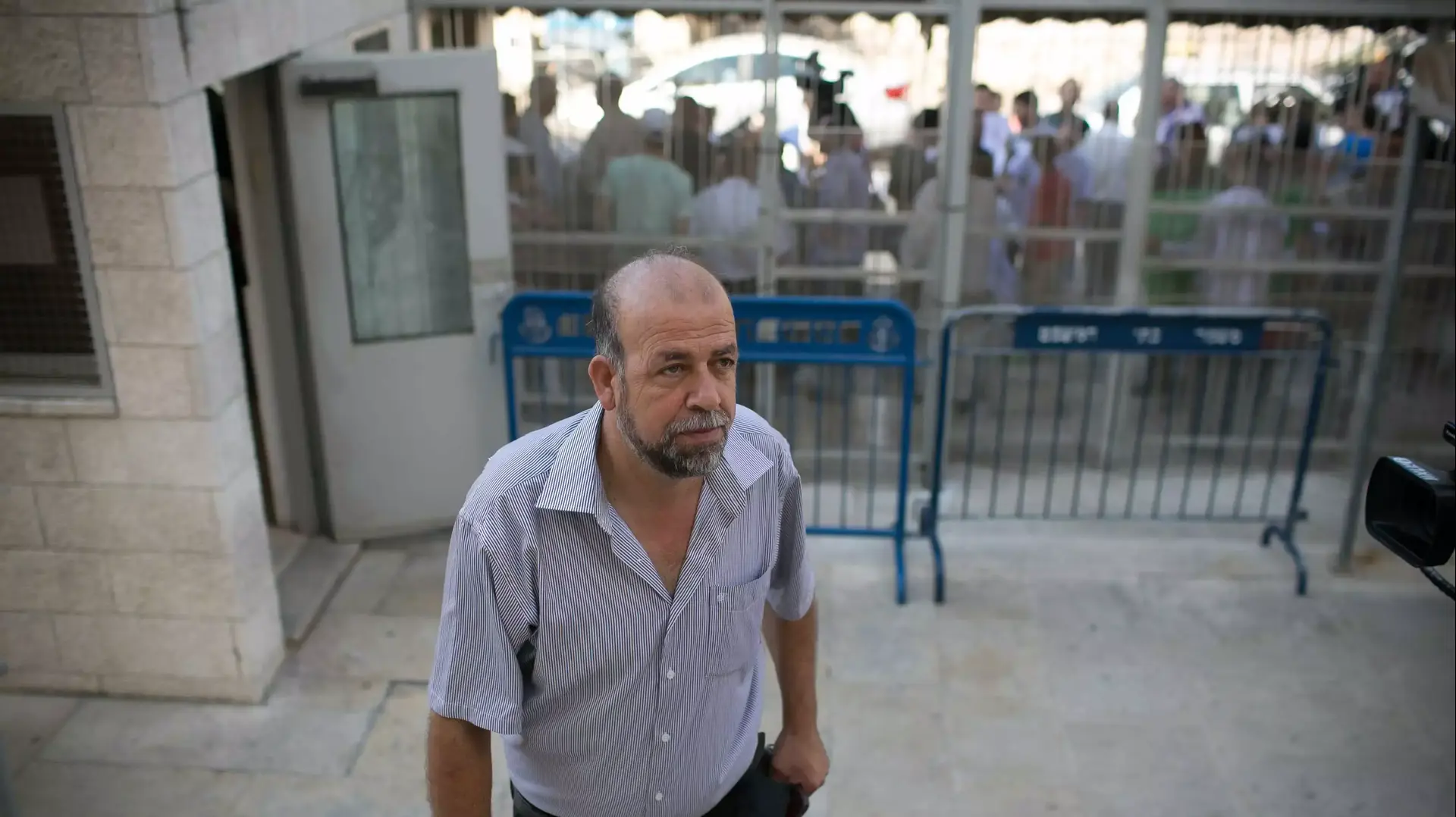 חוסיין אבו חדיר ומשפחתו בבית המשפט המחוזי בירושלים בדיון על מעצר החשודים בשריפת בנו מוחמד אבו חדיר. אוגוסט 2014