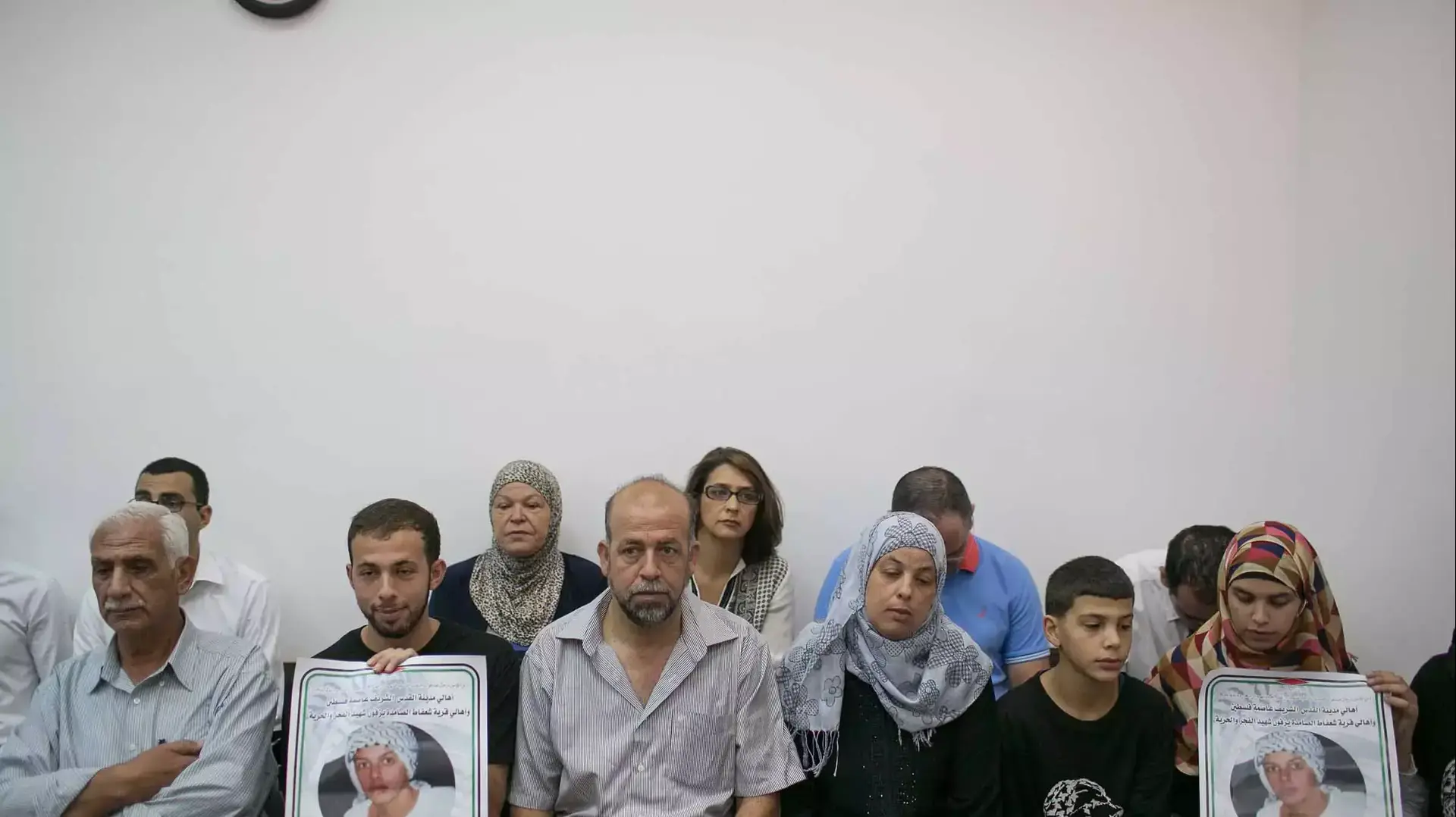 חוסיין אבו חדיר ומשפחתו בבית המשפט המחוזי בירושלים בדיון על מעצר החשודים בשריפת בנו מוחמד אבו חדיר. אוגוסט 2014 חוסיין אבו חדיר ומשפחתו בבית המשפט המחוזי בירושלים בדיון על מעצר החשודים בשריפת בנו מוחמד אבו חדיר. אוגוסט 2014