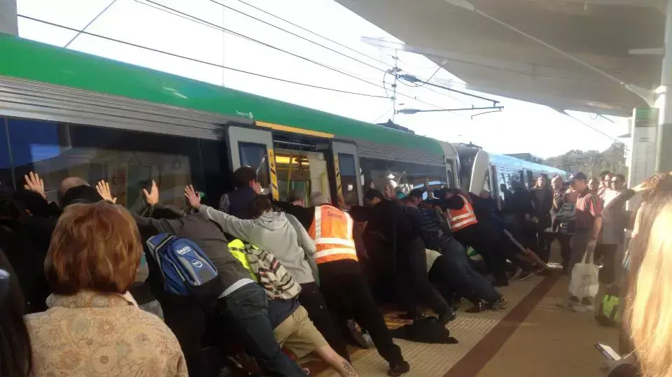 נוסעי רכבת חילצו גבר שנלכד במרווח באוסטרליה