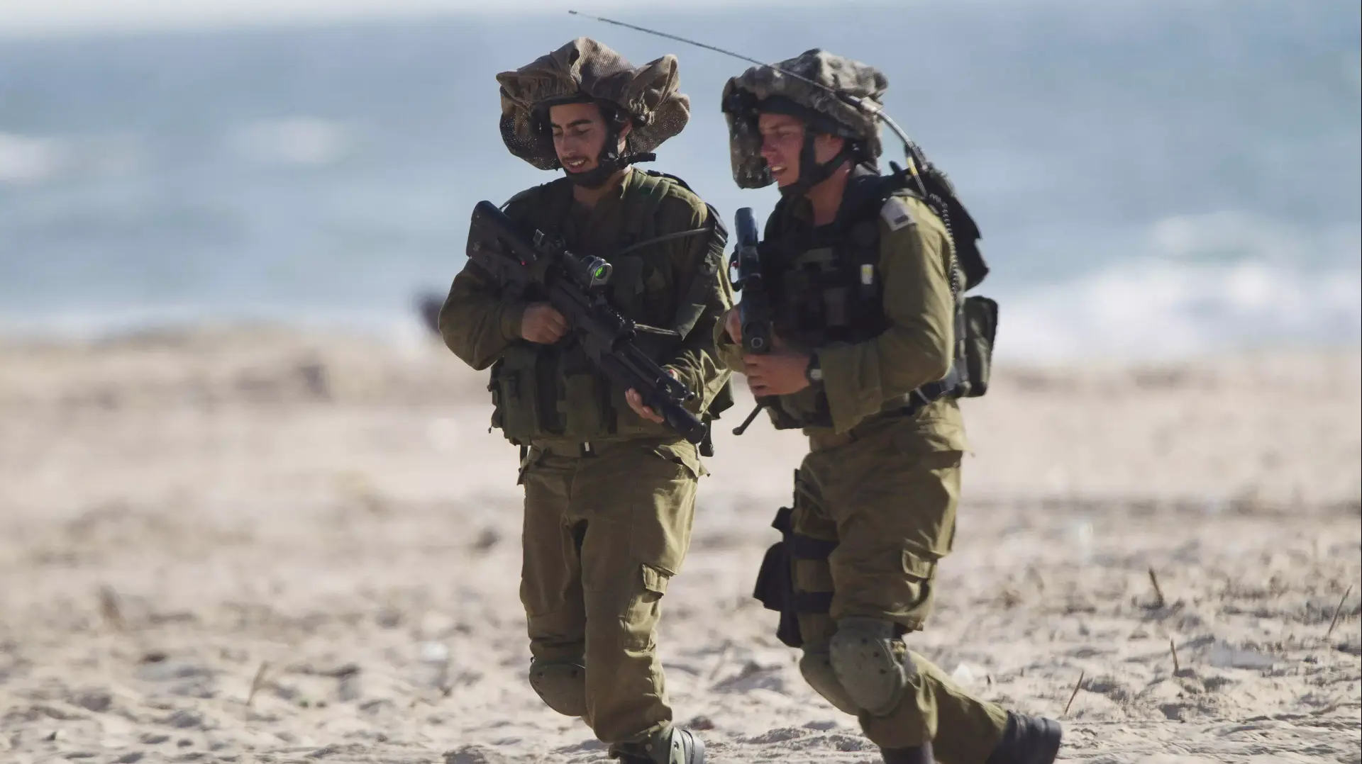 חיילי צה"ל מסיירים על חוף הים סמוך לגבול הרצועה, מבצע צוק איתן, 9 ביולי 2014 חיילי צה"ל מסיירים על חוף הים סמוך לגבול הרצועה, מבצע צוק איתן, 9 ביולי 2014