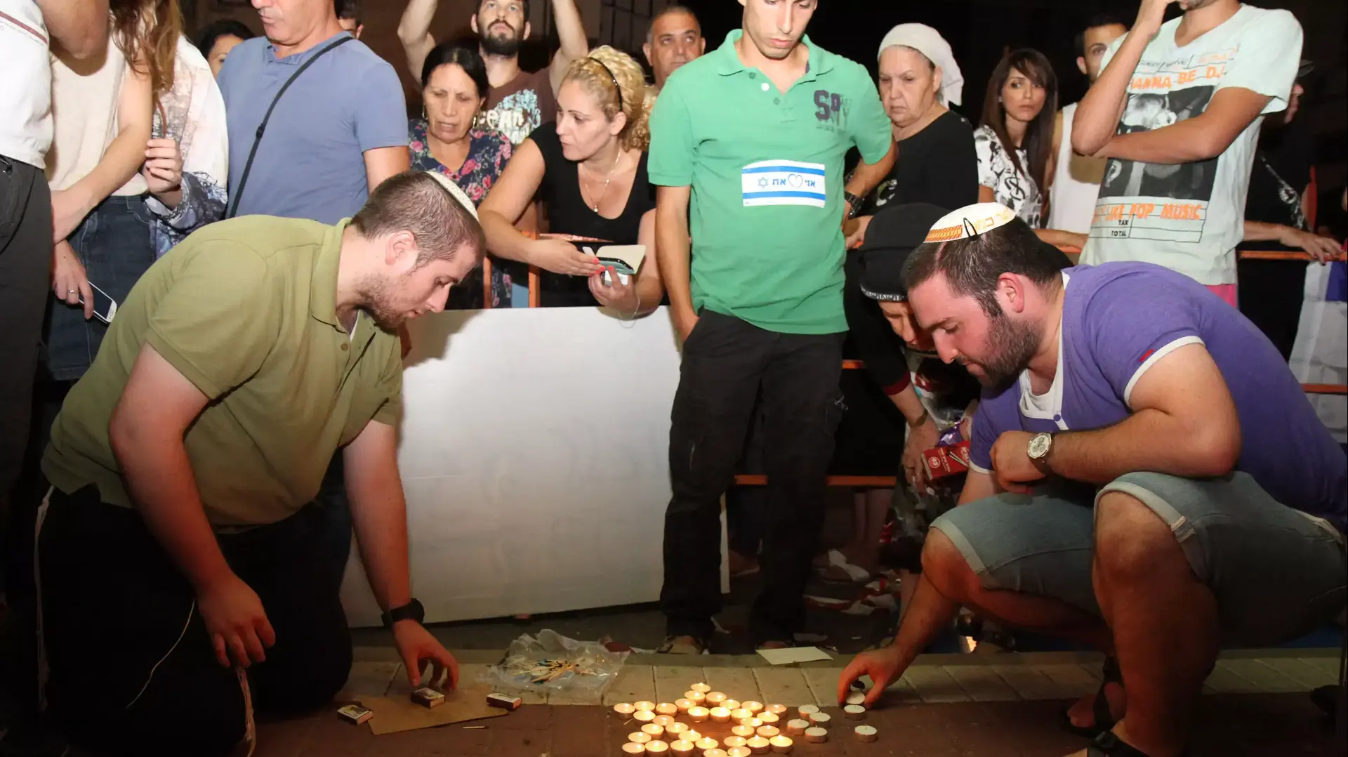 מחוץ לביתו של סג"מ הדר גולדין, כפר סבא מחוץ לביתו של סג"מ הדר גולדין, כפר סבא