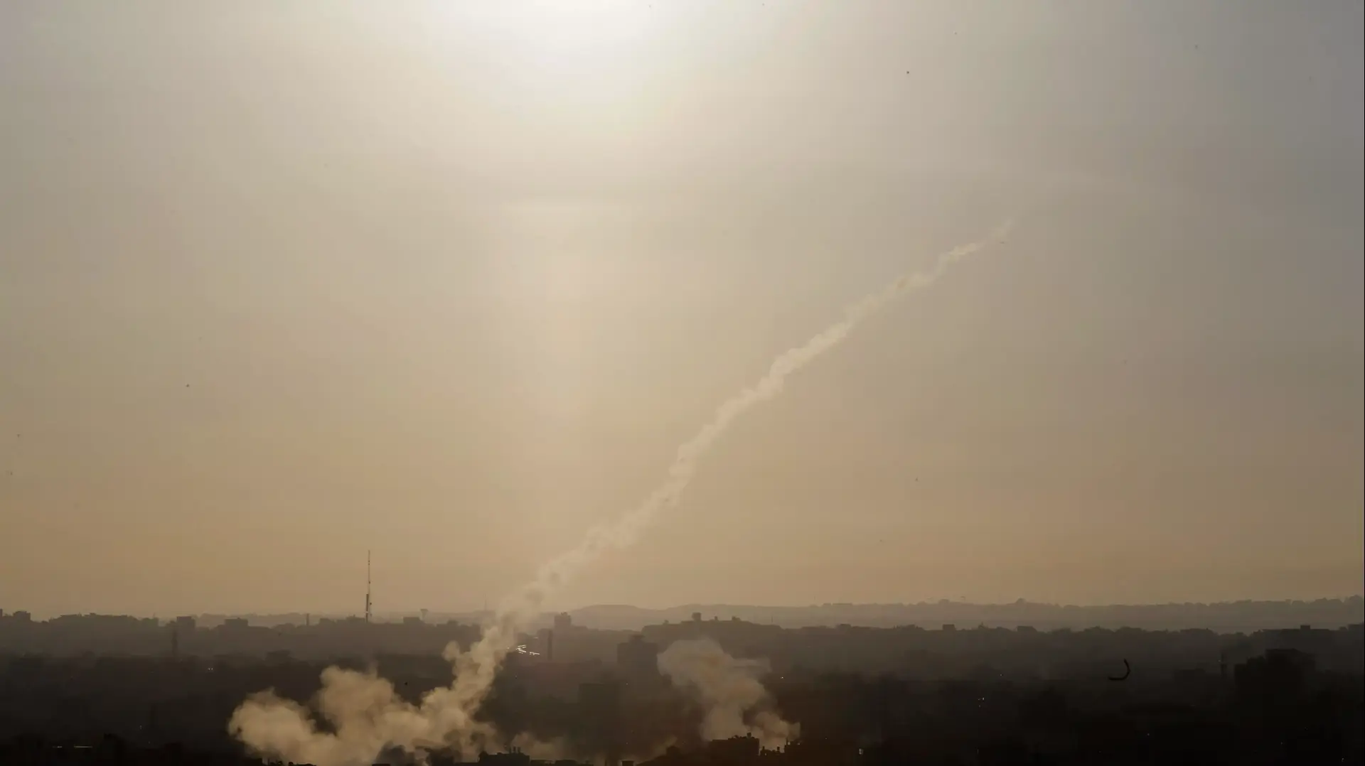 שיגור רקטה מהעיר עזה לעבר ישראל. 9 באוגוסט 2014 שיגור רקטה מהעיר עזה לעבר ישראל. 9 באוגוסט 2014