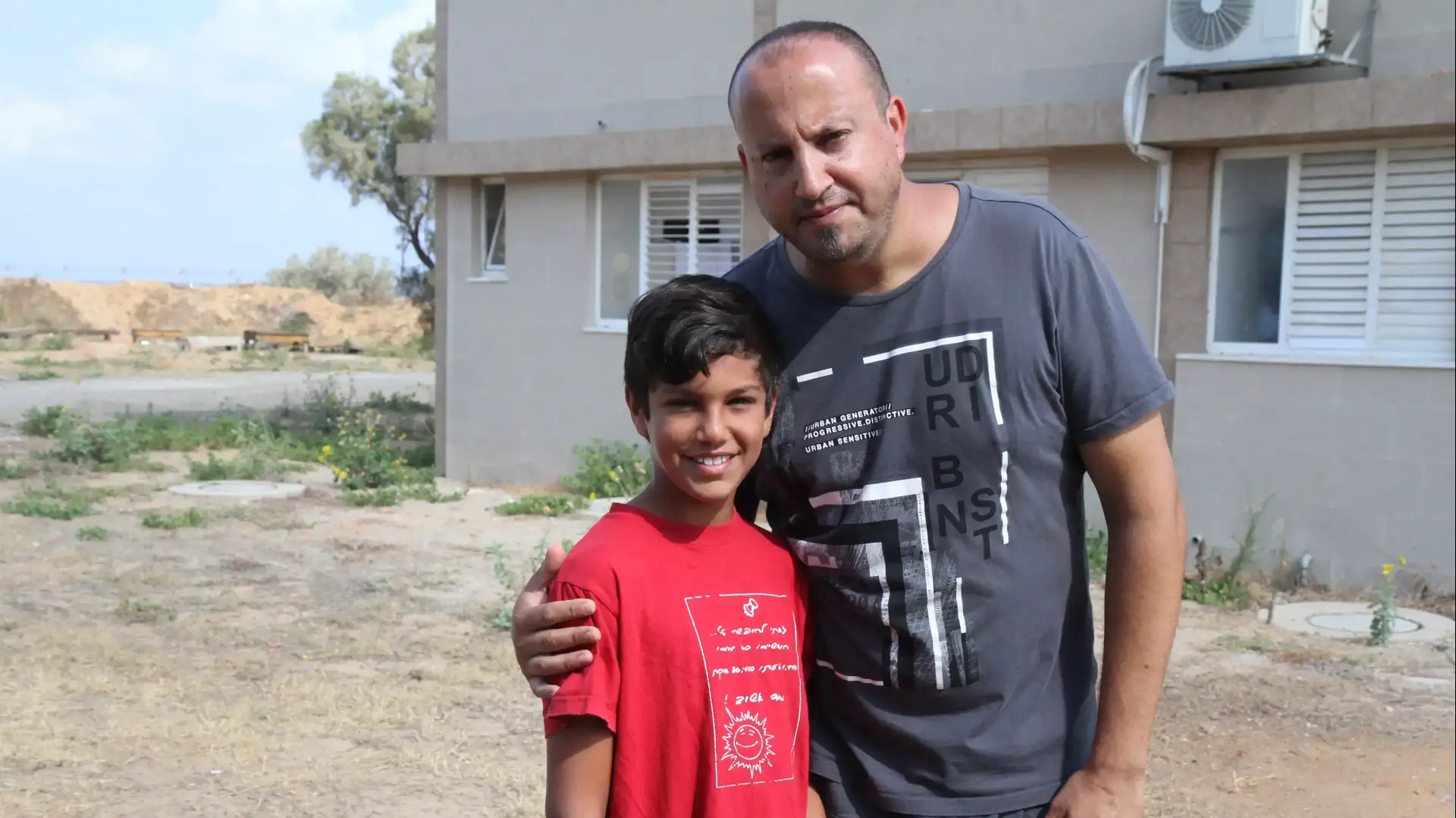 ינון בן דוד ובנו עילי תושבי נחל עוז, כעת נמצאים בהדסה נעורים. אוגוסט 2014