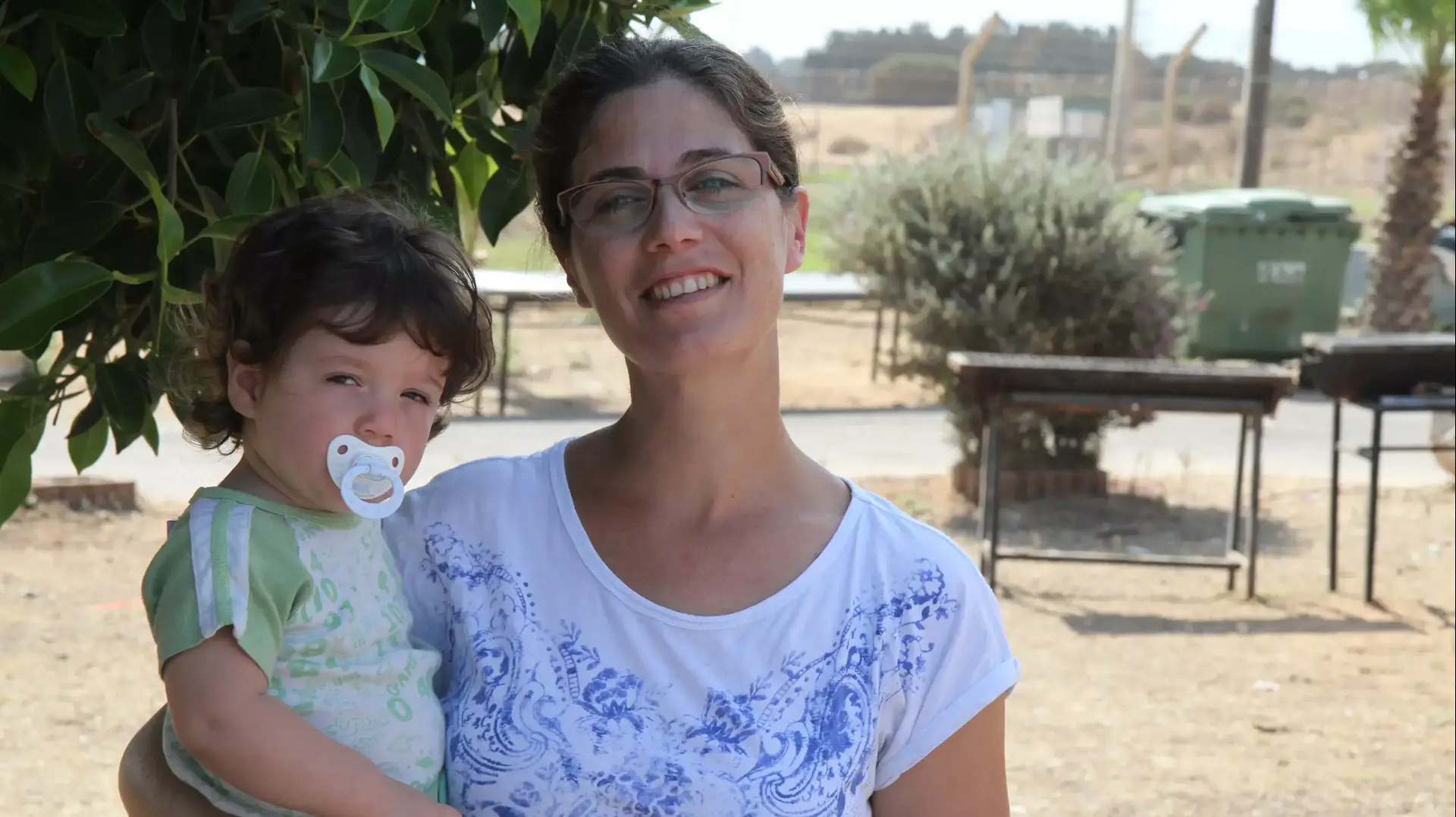 ינינה ברנע ובנה רותם תושבי נחל עוז כעת נמצאים בהדסה נעורים, אוגוסט 2014 ינינה ברנע ובנה רותם תושבי נחל עוז כעת נמצאים בהדסה נעורים, אוגוסט 2014