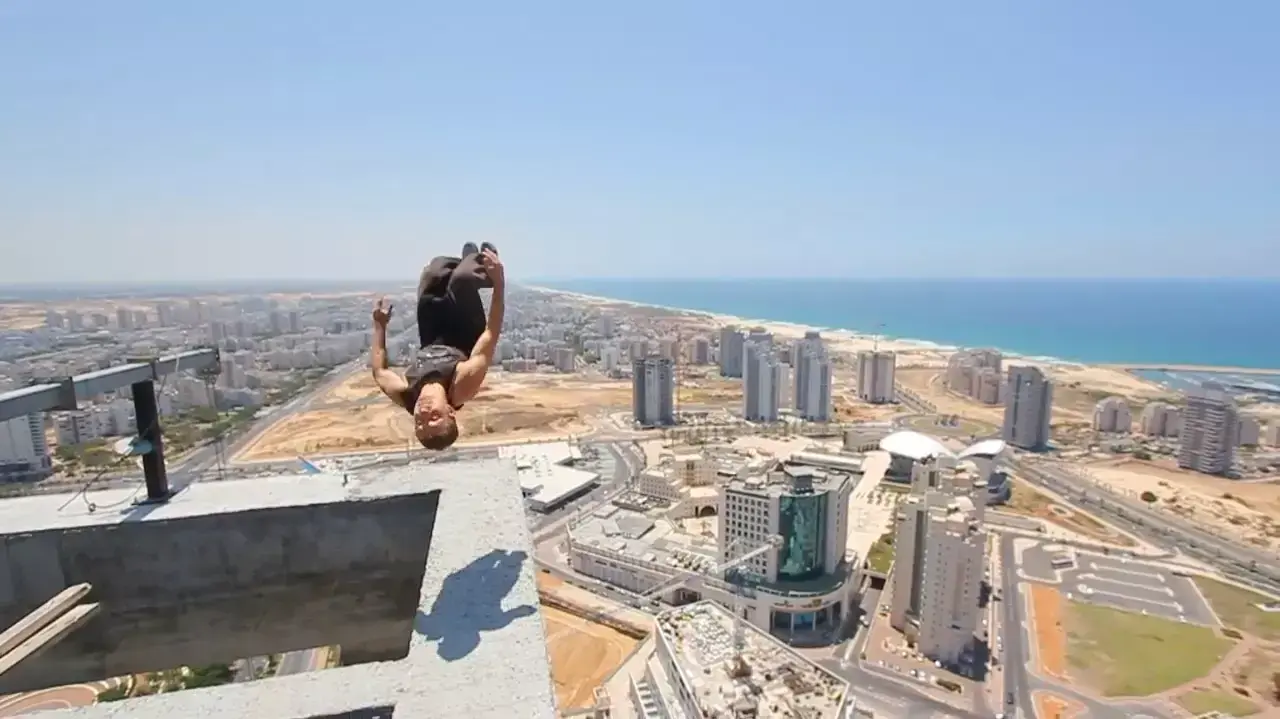 תיעוד: סלטה בגובה 150 מטרים כמעט הסתיימה באסון
