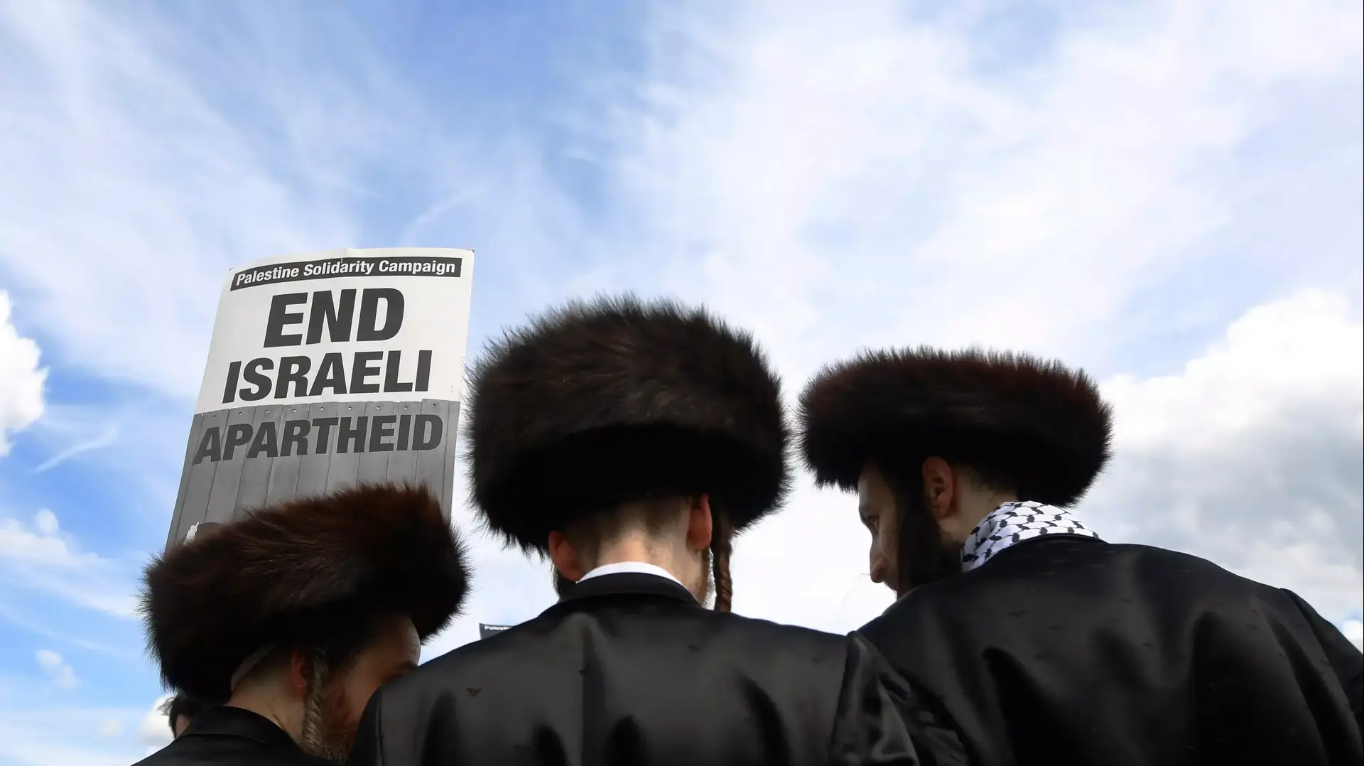 גברים חרדים בלונדון מפגינים נגד פעולות ישראל בעזה, אוגוסט 2014