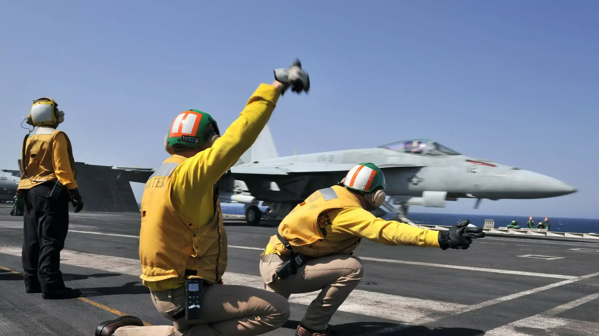 מטוסי F-18 על נושאת המטוסים ג'ורג' בוש ממנה משוגרות התקיפות לעבר עיראק יולי-אוגוסט 2014 מטוסי F-18 על נושאת המטוסים ג'ורג' בוש ממנה משוגרות התקיפות לעבר עיראק יולי-אוגוסט 2014