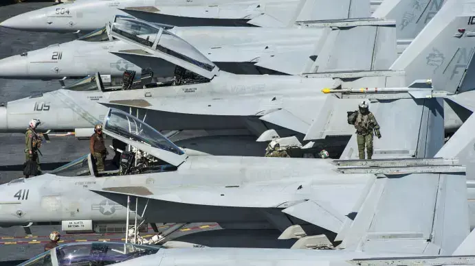 מטוסי F-18 על נושאת המטוסים ג'ורג' בוש ממנה משוגרות התקיפות לעבר עיראק יולי-אוגוסט 2014 מטוסי F-18 על נושאת המטוסים ג'ורג' בוש ממנה משוגרות התקיפות לעבר עיראק יולי-אוגוסט 2014