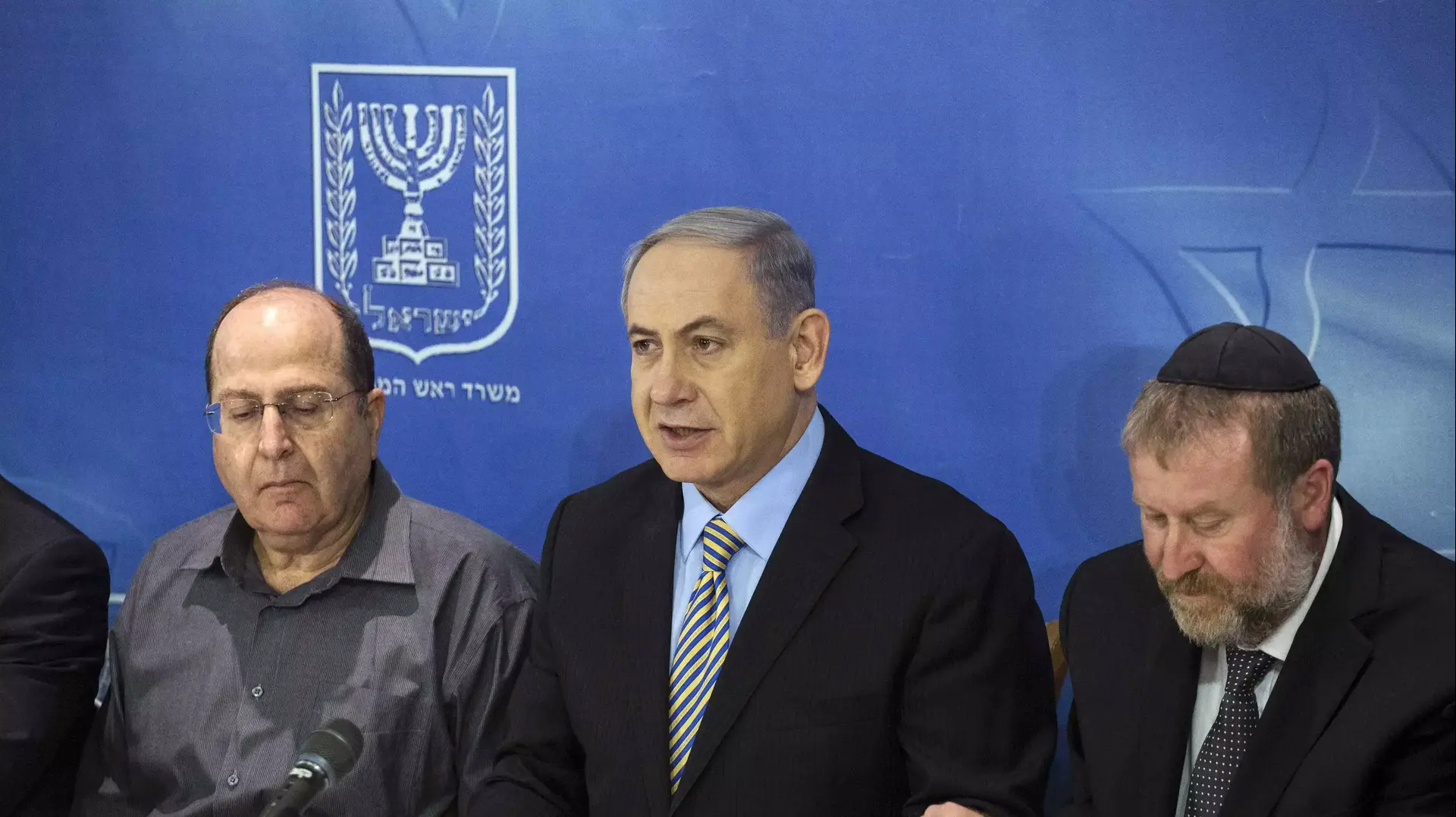 ראש הממשלה בנימין נתניהו, שר הביטחון משה יעלון ומזכיר הממשלה אביחי מנדלבליט בישיבת ממשלה בקריה בתל אביב. 10 באוגוסט 2014 ראש הממשלה בנימין נתניהו, שר הביטחון משה יעלון ומזכיר הממשלה אביחי מנדלבליט בישיבת ממשלה בקריה בתל אביב. 10 באוגוסט 2014