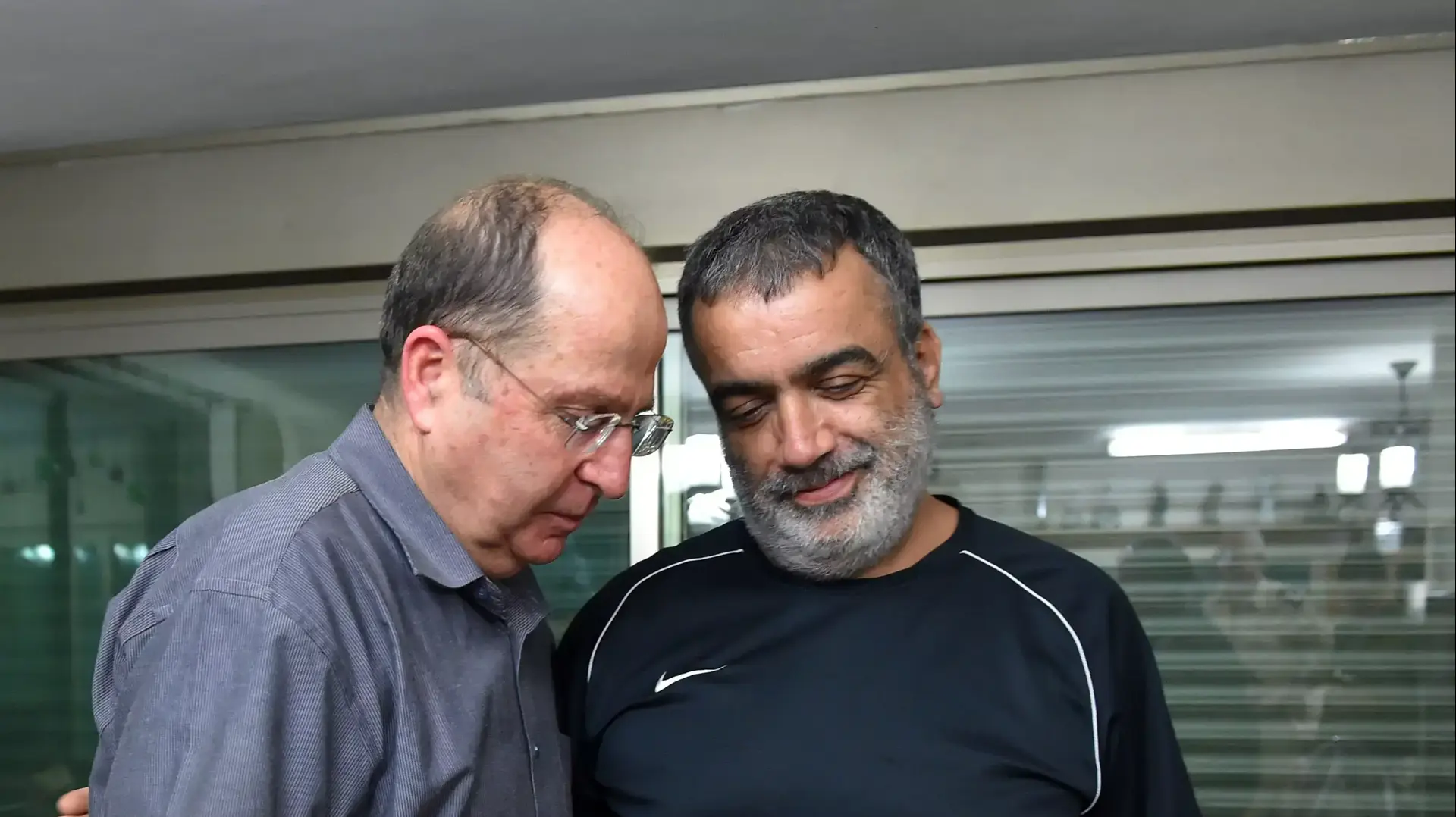 שר הביטחון משה יעלון מבקר בבית משפחתו של סמ"ר אורון שאול שנהרג ברצועת עזה. 10 באוגוסט 2014 שר הביטחון משה יעלון מבקר בבית משפחתו של סמ"ר אורון שאול שנהרג ברצועת עזה. 10 באוגוסט 2014