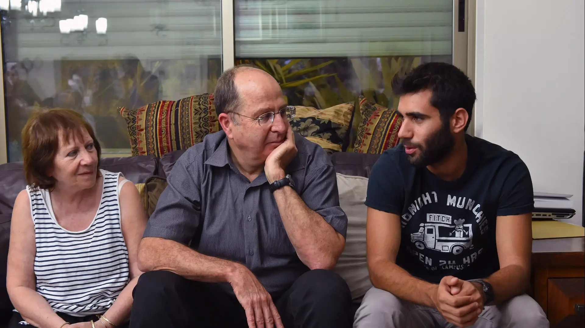 שר הביטחון משה יעלון מבקר בבית משפחתו של סמ"ר אורון שאול שנהרג ברצועת עזה. 10 באוגוסט 2014 שר הביטחון משה יעלון מבקר בבית משפחתו של סמ"ר אורון שאול שנהרג ברצועת עזה. 10 באוגוסט 2014