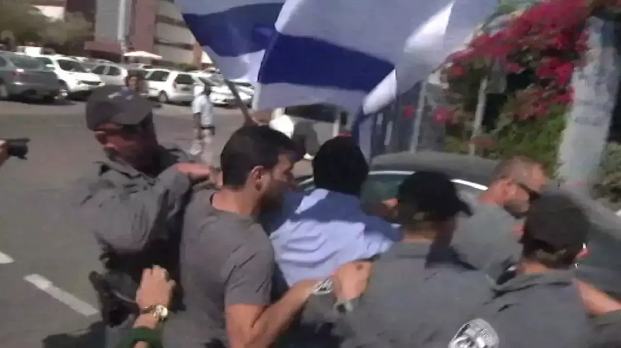 ח"כ זועבי הגיעה לחקירה במשטרה - פעילי ימין ניסו לתקוף את רכבה