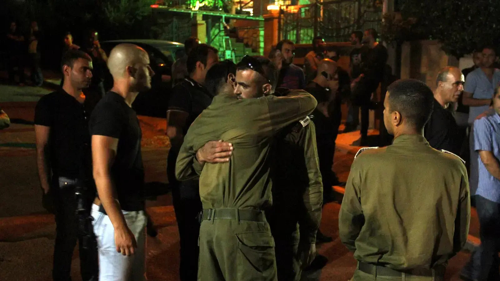 מנחמים בבית משפחת חליל הערב בכפר מע'אר, אוגוסט 2014 מנחמים בבית משפחת חליל הערב בכפר מע'אר, אוגוסט 2014