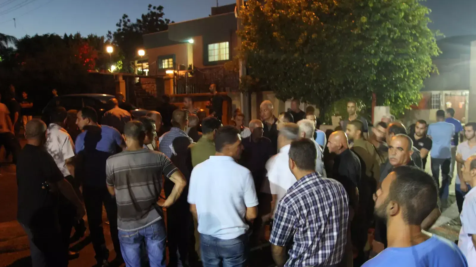 מנחמים בבית משפחת חליל הערב בכפר מע'אר, אוגוסט 2014 מנחמים בבית משפחת חליל הערב בכפר מע'אר, אוגוסט 2014