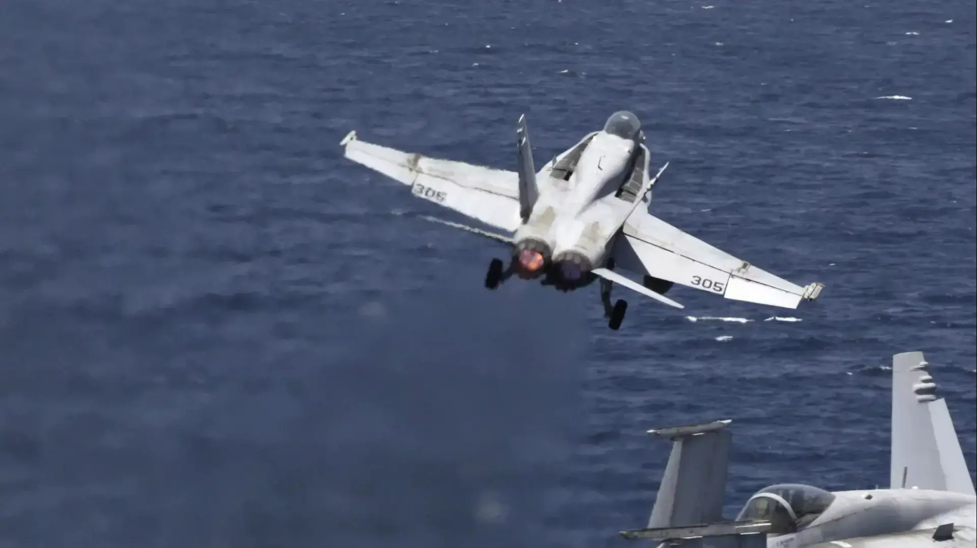 מטוסי קרב מסוג F/A-18 ממריאים מנושאת המטוסים ג'ורג' וושינגטון במפרץ הפרסי לתקיפת יעדי דאעש בעיראק. 11 באוגוסט 2014 מטוסי קרב מסוג F/A-18 ממריאים מנושאת המטוסים ג'ורג' וושינגטון במפרץ הפרסי לתקיפת יעדי דאעש בעיראק. 11 באוגוסט 2014