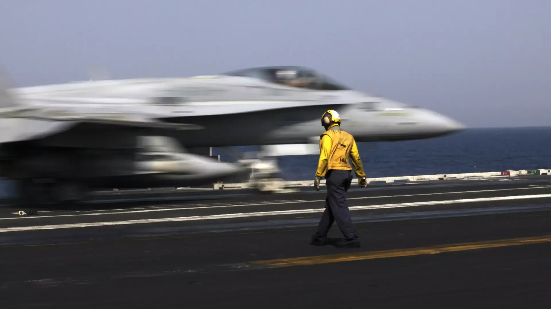 מטוסי קרב מסוג F/A-18 ממריאים מנושאת המטוסים ג'ורג' וושינגטון במפרץ הפרסי לתקיפת יעדי דאעש בעיראק. 11 באוגוסט 2014 מטוסי קרב מסוג F/A-18 ממריאים מנושאת המטוסים ג'ורג' וושינגטון במפרץ הפרסי לתקיפת יעדי דאעש בעיראק. 11 באוגוסט 2014