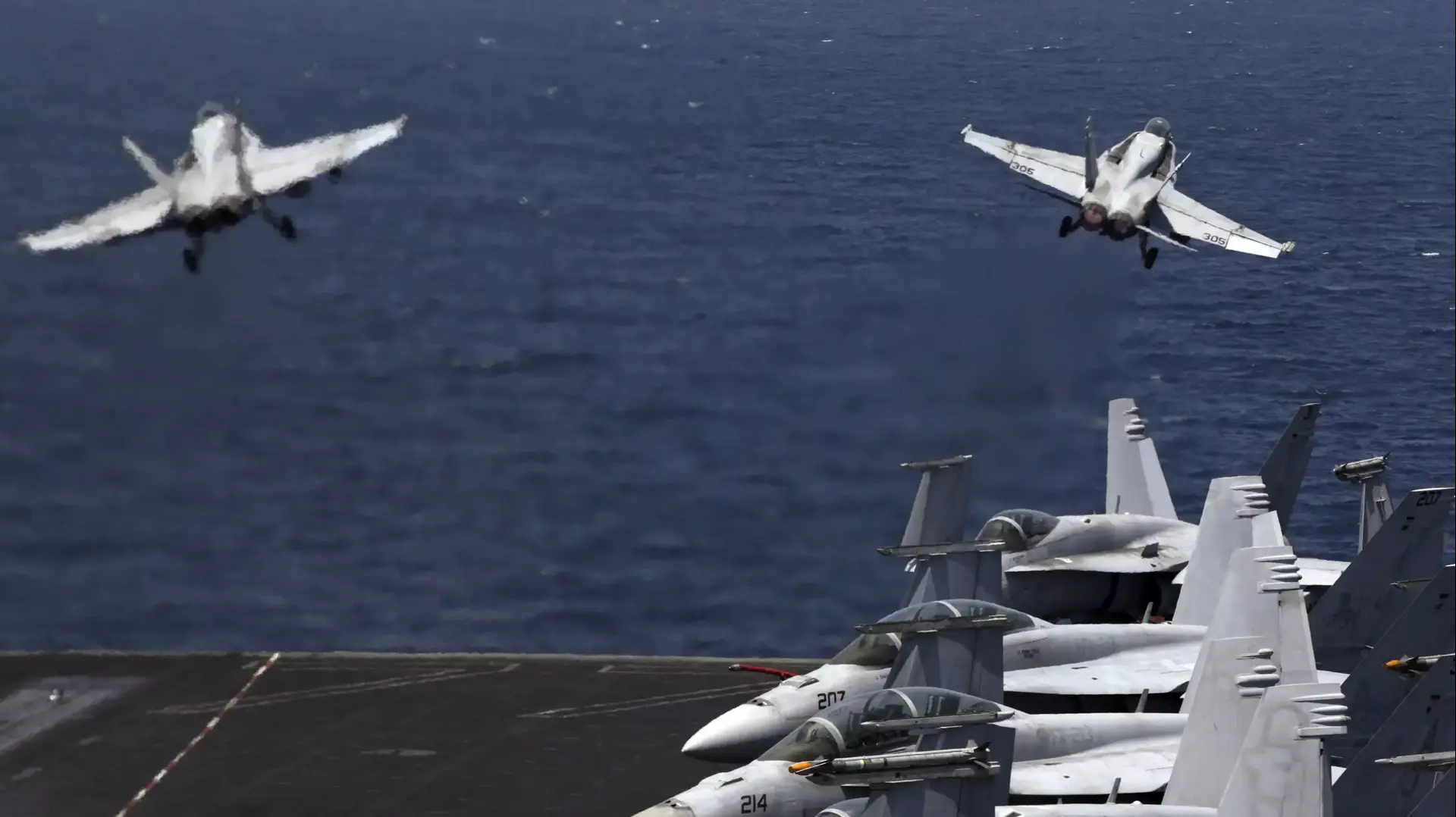 מטוסי קרב מסוג F/A-18 ממריאים מנושאת המטוסים ג'ורג' וושינגטון במפרץ הפרסי לתקיפת יעדי דאעש בעיראק. 11 באוגוסט 2014 מטוסי קרב מסוג F/A-18 ממריאים מנושאת המטוסים ג'ורג' וושינגטון במפרץ הפרסי לתקיפת יעדי דאעש בעיראק. 11 באוגוסט 2014