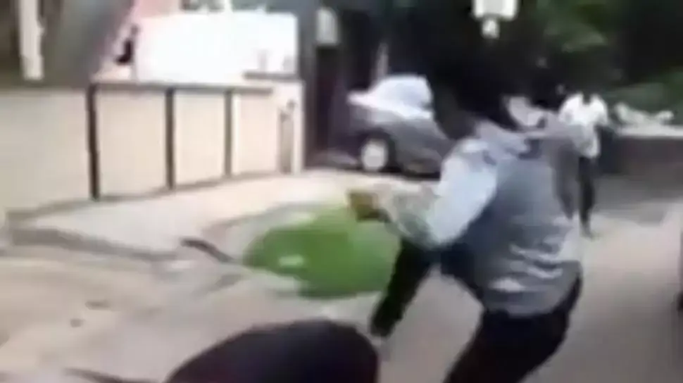 אישה בהודו רדפה אחרי גבר שהטריד אותה מינית והיכתה אותו אישה בהודו רדפה אחרי גבר שהטריד אותה מינית והיכתה אותו