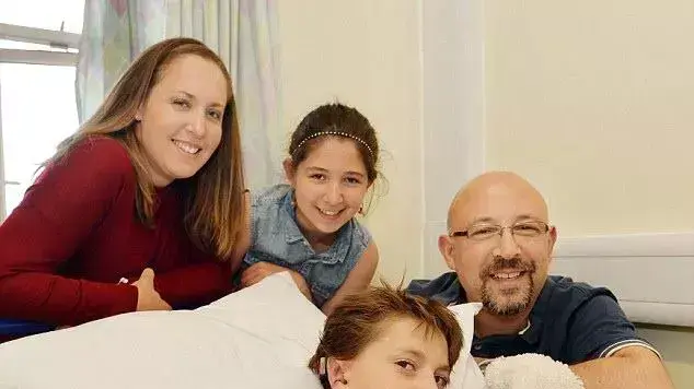 ילד שנולד בלי אוזניים ילד שנולד בלי אוזניים