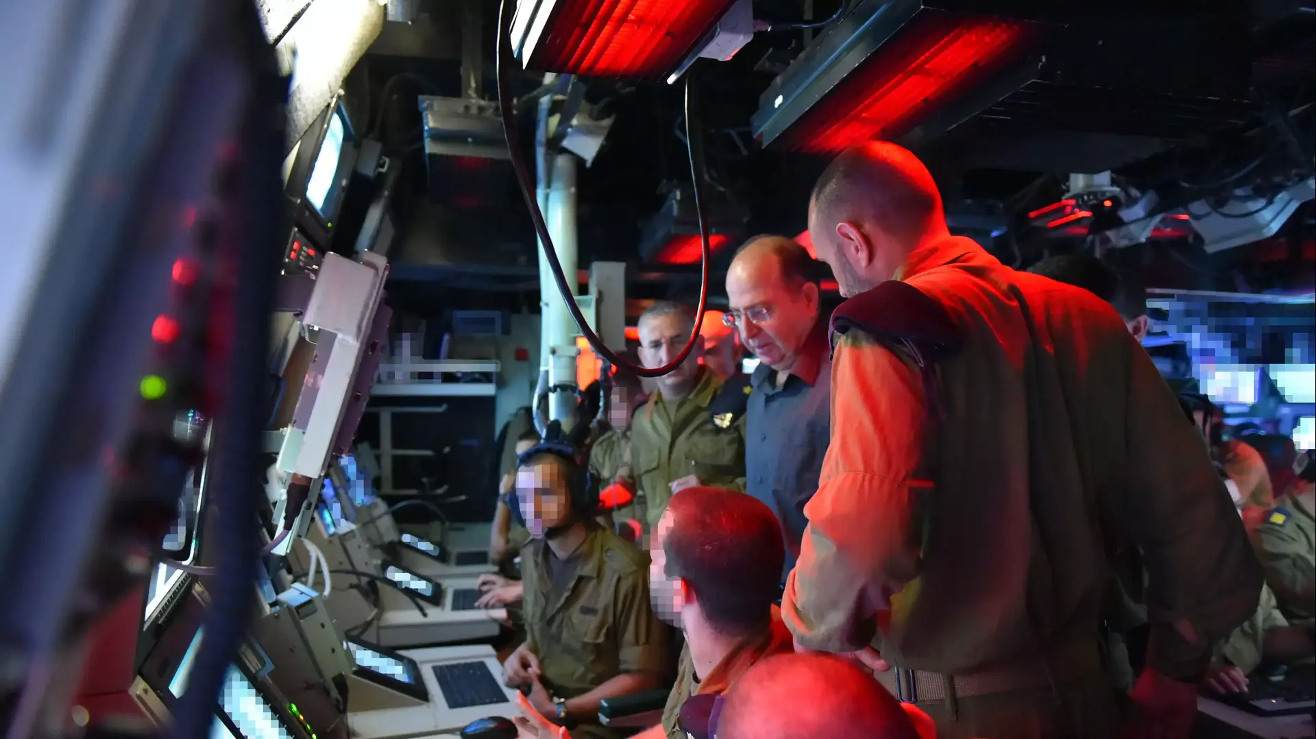 שר הביטחון, משה (בוגי) יעלון, מביקורו היום בבסיס חיל הים באשדוד. אוגוסט 2014 שר הביטחון, משה (בוגי) יעלון, מביקורו היום בבסיס חיל הים באשדוד. אוגוסט 2014