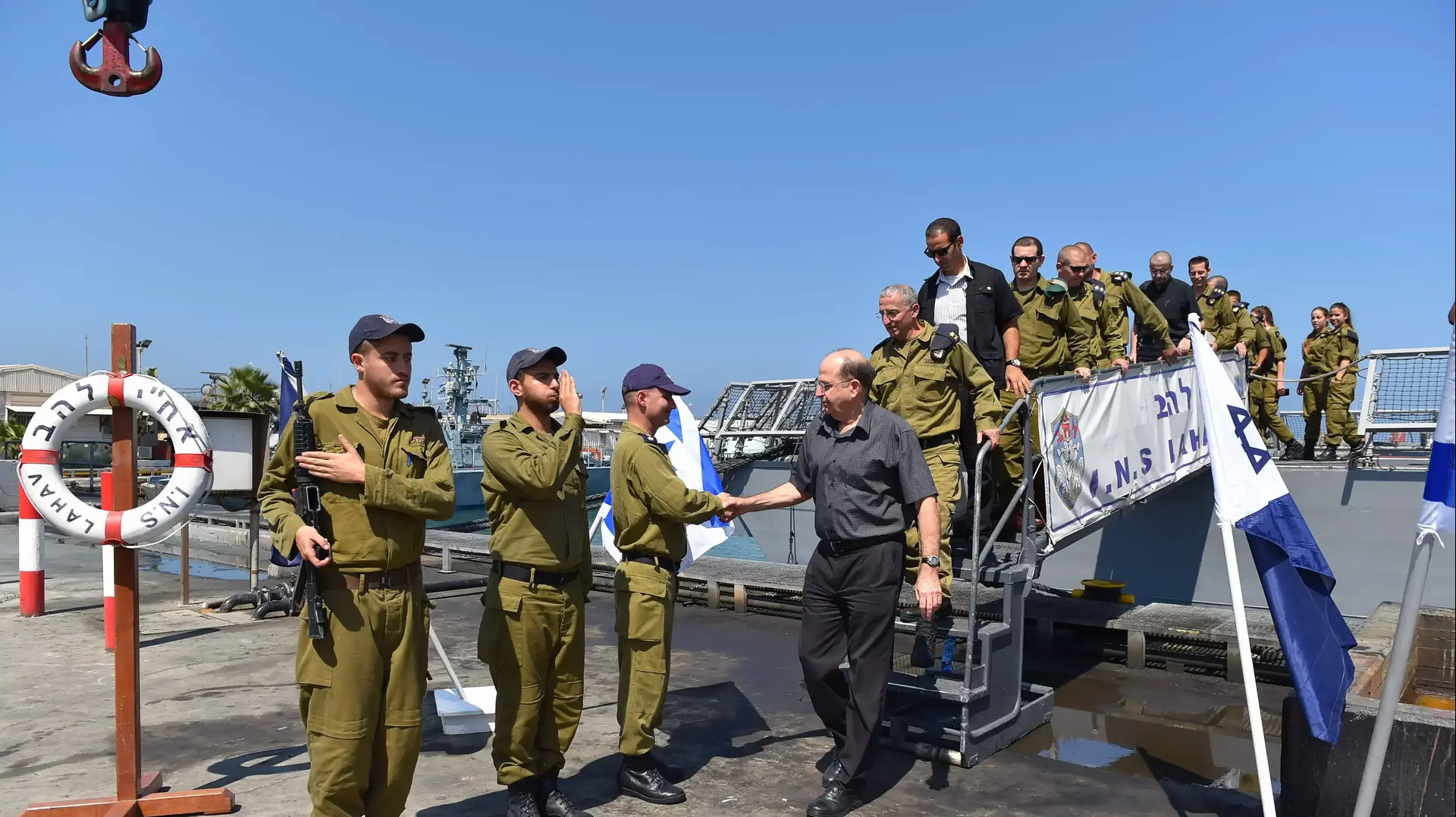 שר הביטחון, משה (בוגי) יעלון, מביקורו היום בבסיס חיל הים באשדוד. אוגוסט 2014 שר הביטחון, משה (בוגי) יעלון, מביקורו היום בבסיס חיל הים באשדוד. אוגוסט 2014