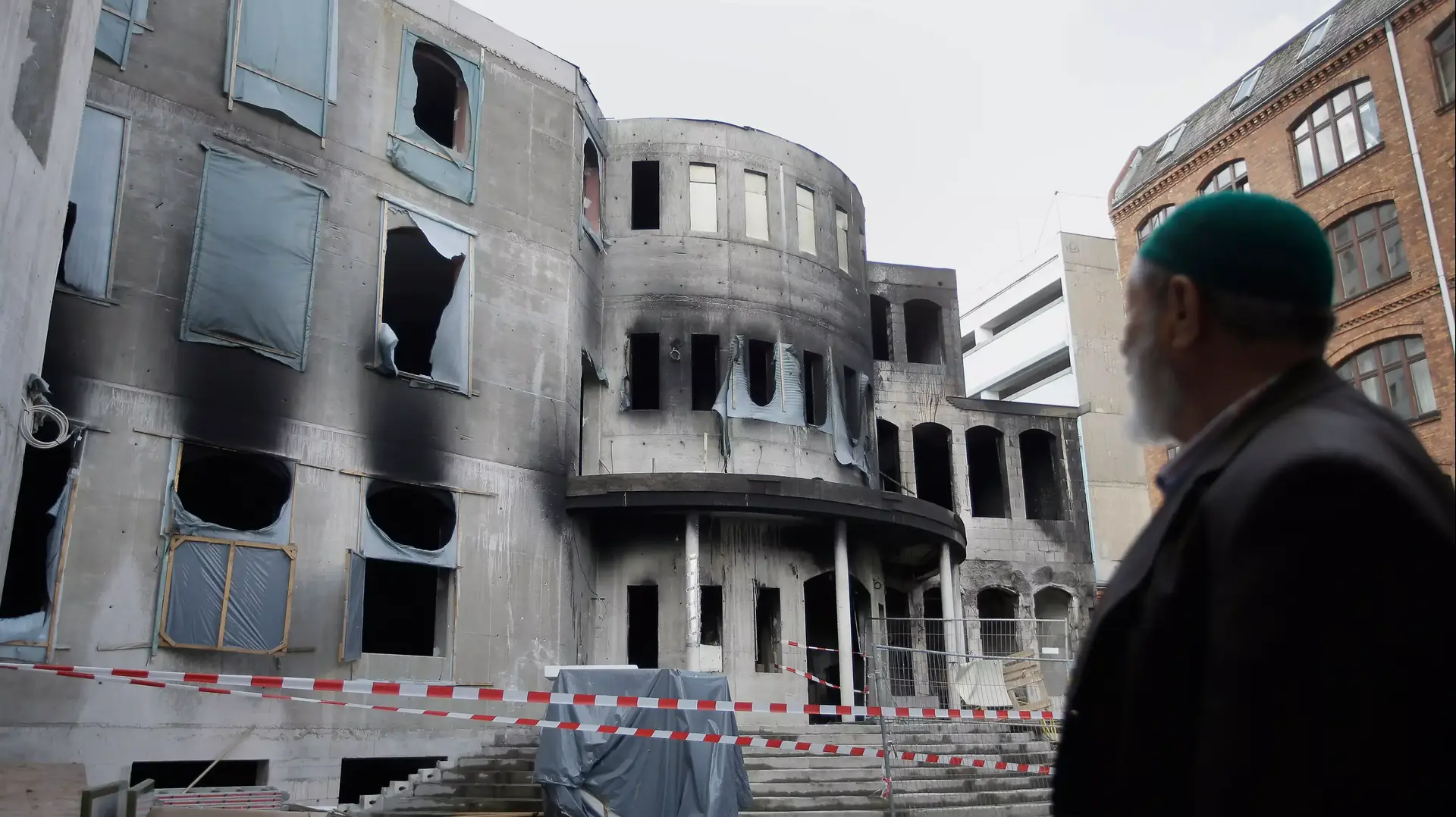 גבר מביט בחזית מסגד שהוצת בשכונת קרויצברג, ברלין. אוגוסט 2014 גבר מביט בחזית מסגד שהוצת בשכונת קרויצברג, ברלין. אוגוסט 2014
