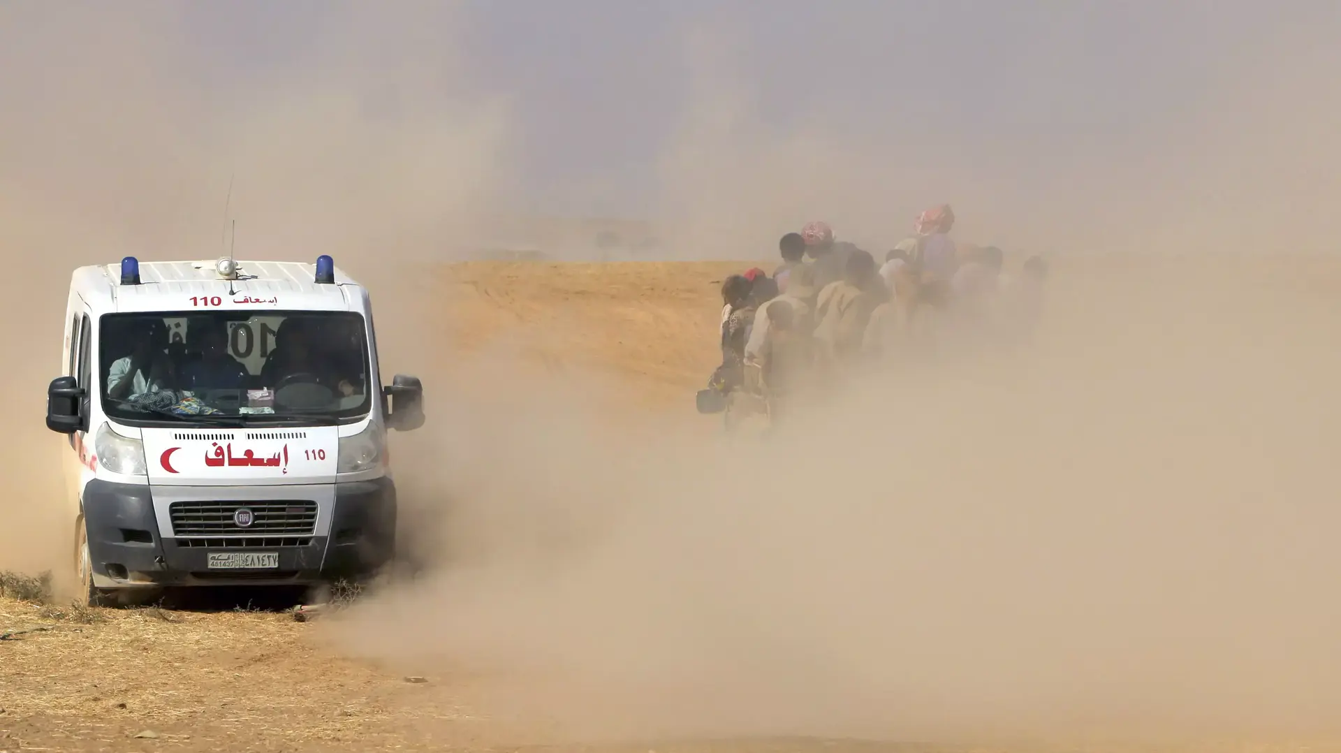 פליטים יזידים שנמלטו מהר סינג'ר בדרכם לגבול סוריה