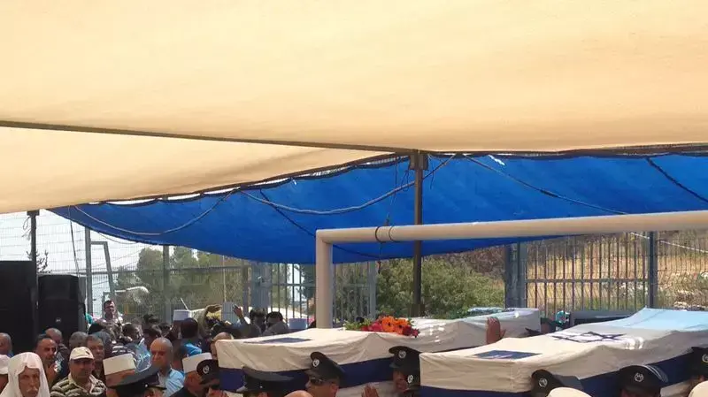 אלפים הגיעו להלוויית ההרוגים בתאונת הדרכים בשווייץ, כפר מרר. אוגוסט 2014 אלפים הגיעו להלוויית ההרוגים בתאונת הדרכים בשווייץ, כפר מרר. אוגוסט 2014