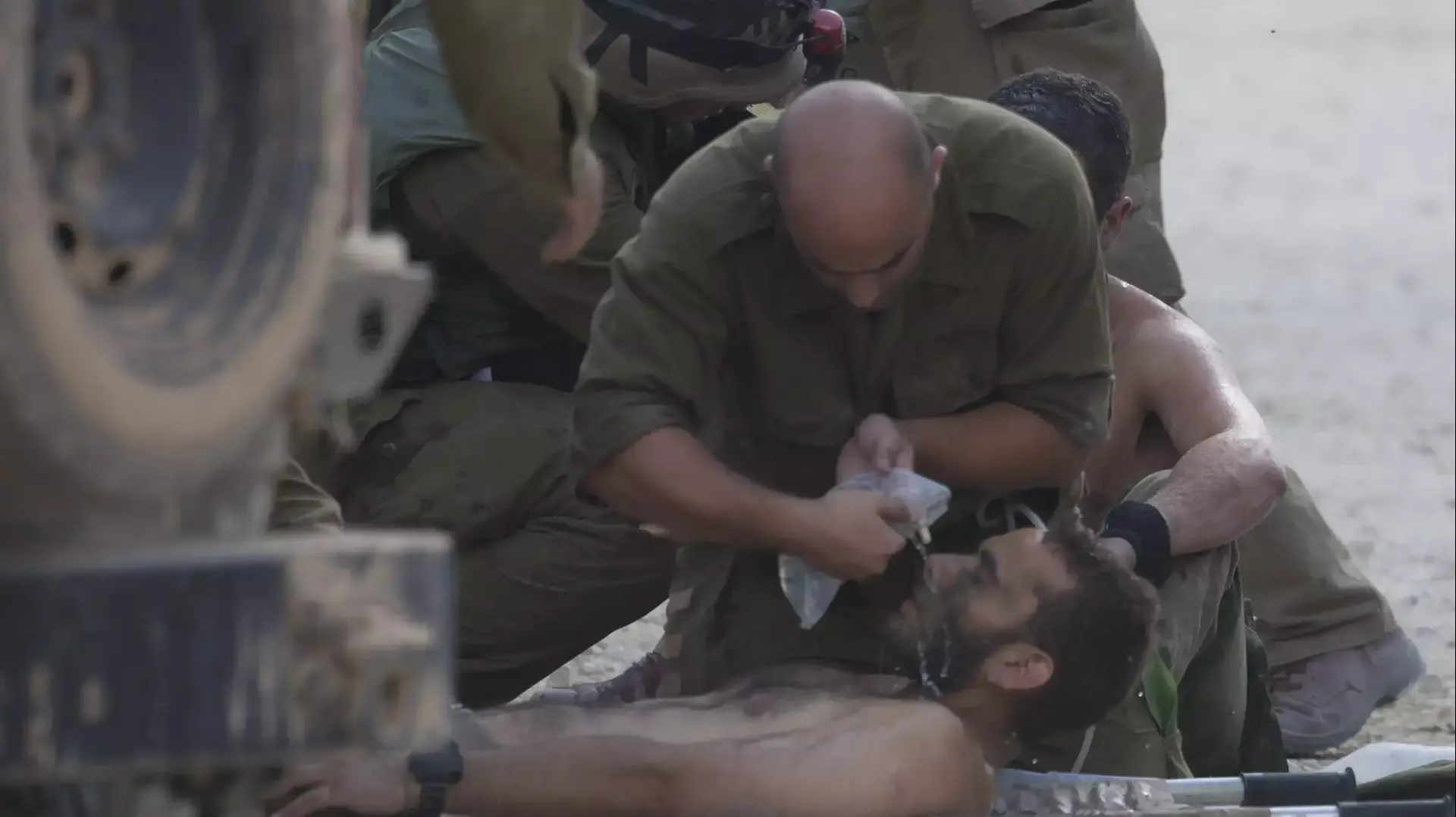 יאיר אלטמן מטפל בפצועי גולני משג'אעיה ביום השני של המבצע הקרקעי בעזה יאיר אלטמן מטפל בפצועי גולני משג'אעיה ביום השני של המבצע הקרקעי בעזה