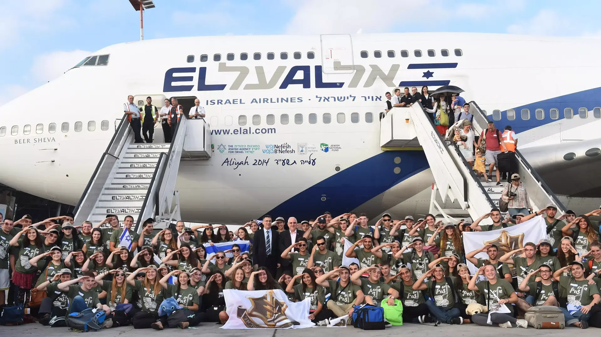 108 החיילים הבודדים לעתיד מצפון אמריקה שנחתו בישראל עם רובי ריבלין וגדעון סער. אוגוסט 2014