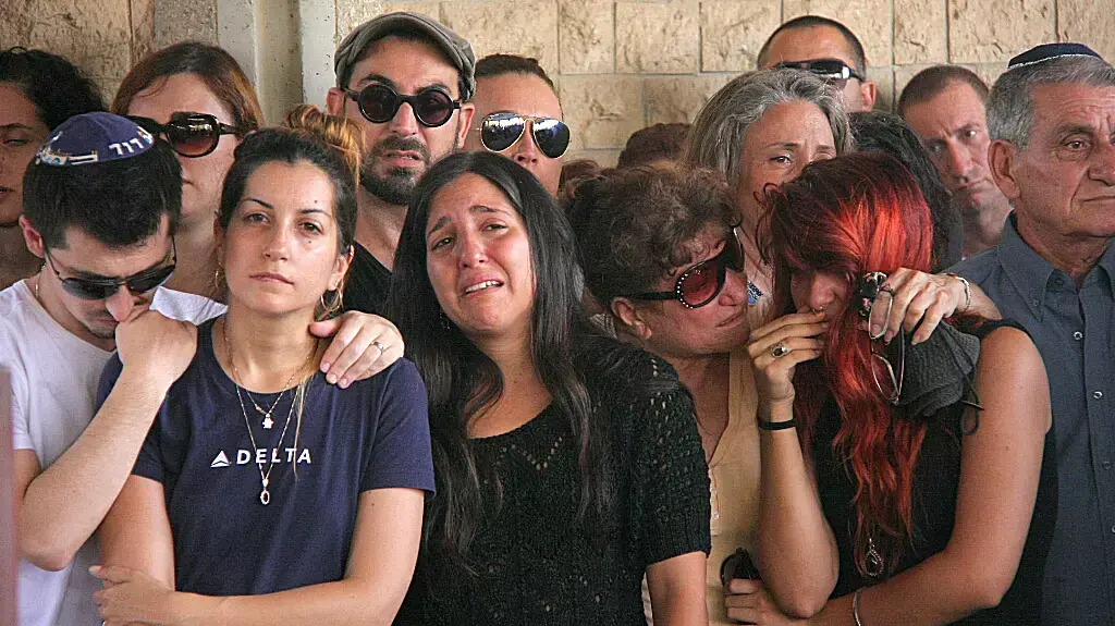 דפנה בר ציון, המסעדנית והמוזיקאית שנרצחה אתמול, הובאה למנוחות בבית העלמין ירקונים דפנה בר ציון, המסעדנית והמוזיקאית שנרצחה אתמול, הובאה למנוחות בבית העלמין ירקונים