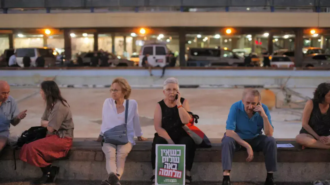 הפגנת השמאל בכיכר רבין שבתל אביב הפגנת השמאל בכיכר רבין שבתל אביב