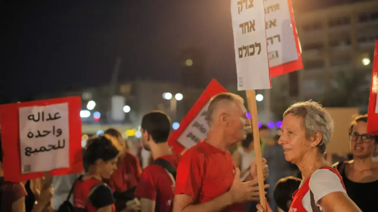 הפגנת השמאל בכיכר רבין שבתל אביב הפגנת השמאל בכיכר רבין שבתל אביב