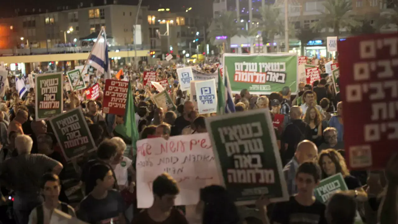אלפים מפגינים בעצרת השמאל בכיכר רבין בתל אביב, אוגוסט 2014