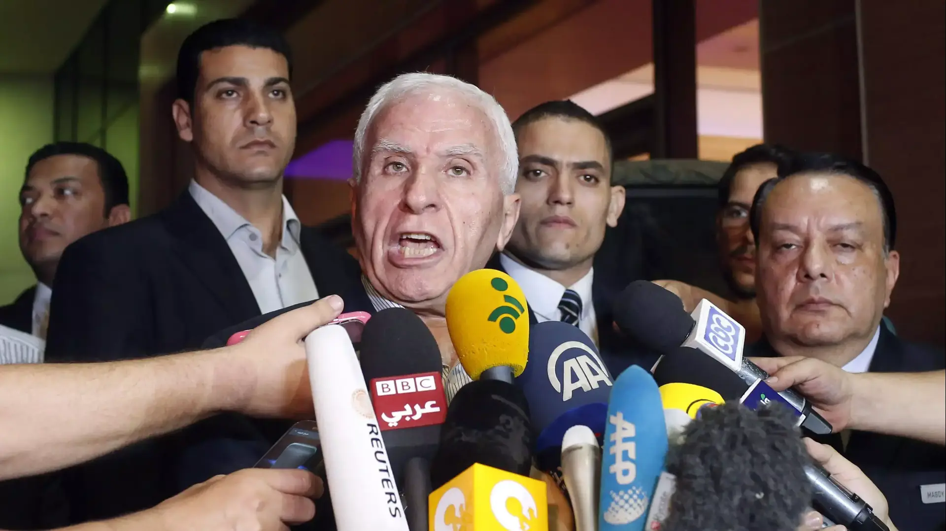 בכיר הפת"ח עזאם אחמד מדבר לתקשורת משיחות על הארכת הפסקת אש בקהיר, אוגוסט 2014 בכיר הפת"ח עזאם אחמד מדבר לתקשורת משיחות על הארכת הפסקת אש בקהיר, אוגוסט 2014