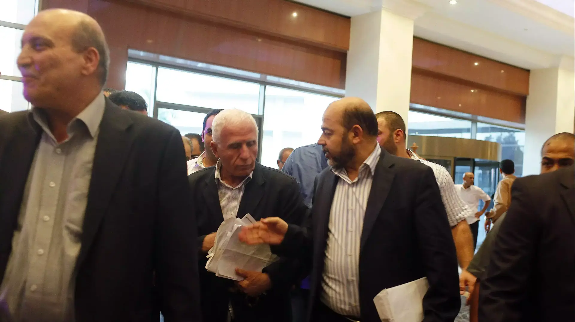 ראש החמאס מוסא אבו מרזוק וראש הפת"ח עזאם אחמד בעת הגעת המשלחת הפלסטינית לקהיר על מנת לערוך משא ומתן על הארכת הפסקת האש, 13 אוגוסט 2014 ראש החמאס מוסא אבו מרזוק וראש הפת"ח עזאם אחמד בעת הגעת המשלחת הפלסטינית לקהיר על מנת לערוך משא ומתן על הארכת הפסקת האש, 13 אוגוסט 2014