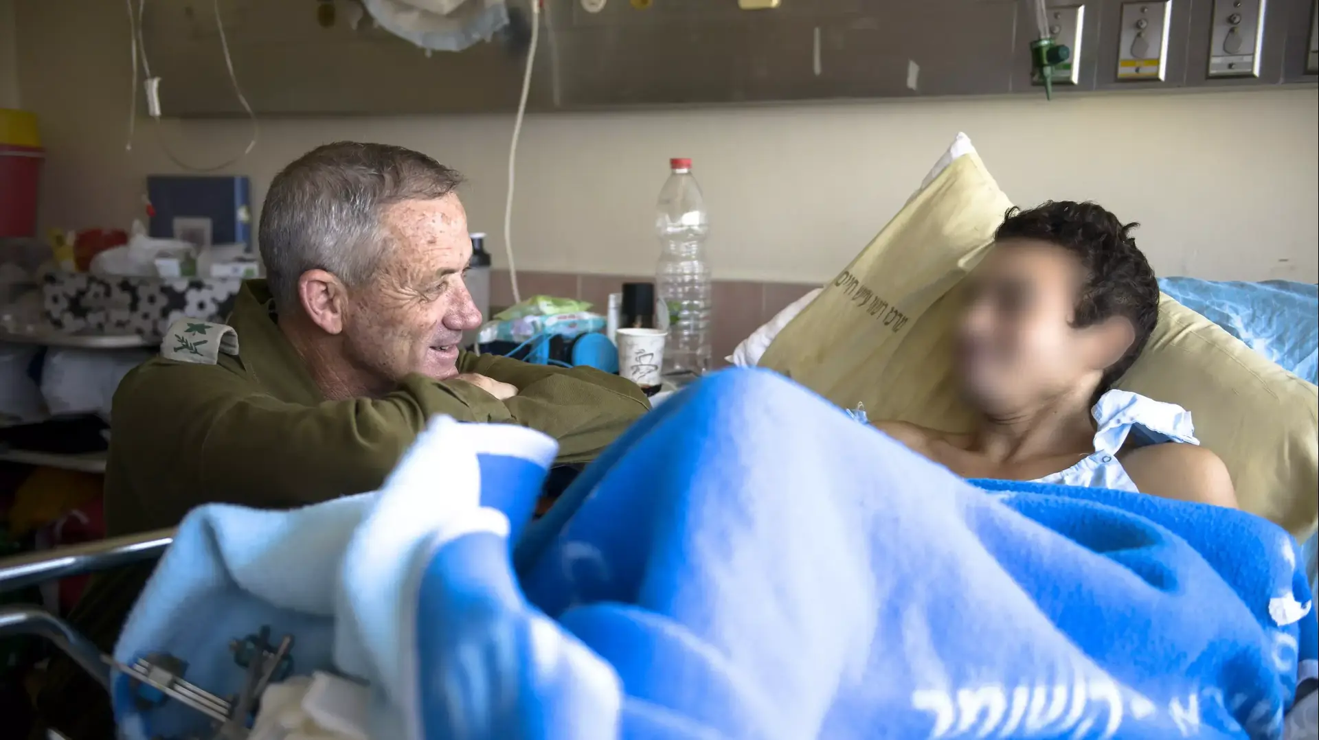 ביקור הרמטכ"ל את פצועי צה"ל ממבצע "צוק איתן" בבית החולים שיבא, אוגוסט 2014 ביקור הרמטכ"ל את פצועי צה"ל ממבצע "צוק איתן" בבית החולים שיבא, אוגוסט 2014
