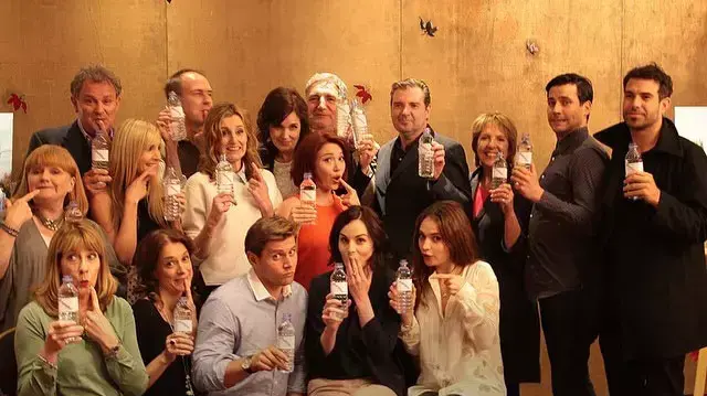 אחוזת דאונטון בקבוק מים אחוזת דאונטון בקבוק מים