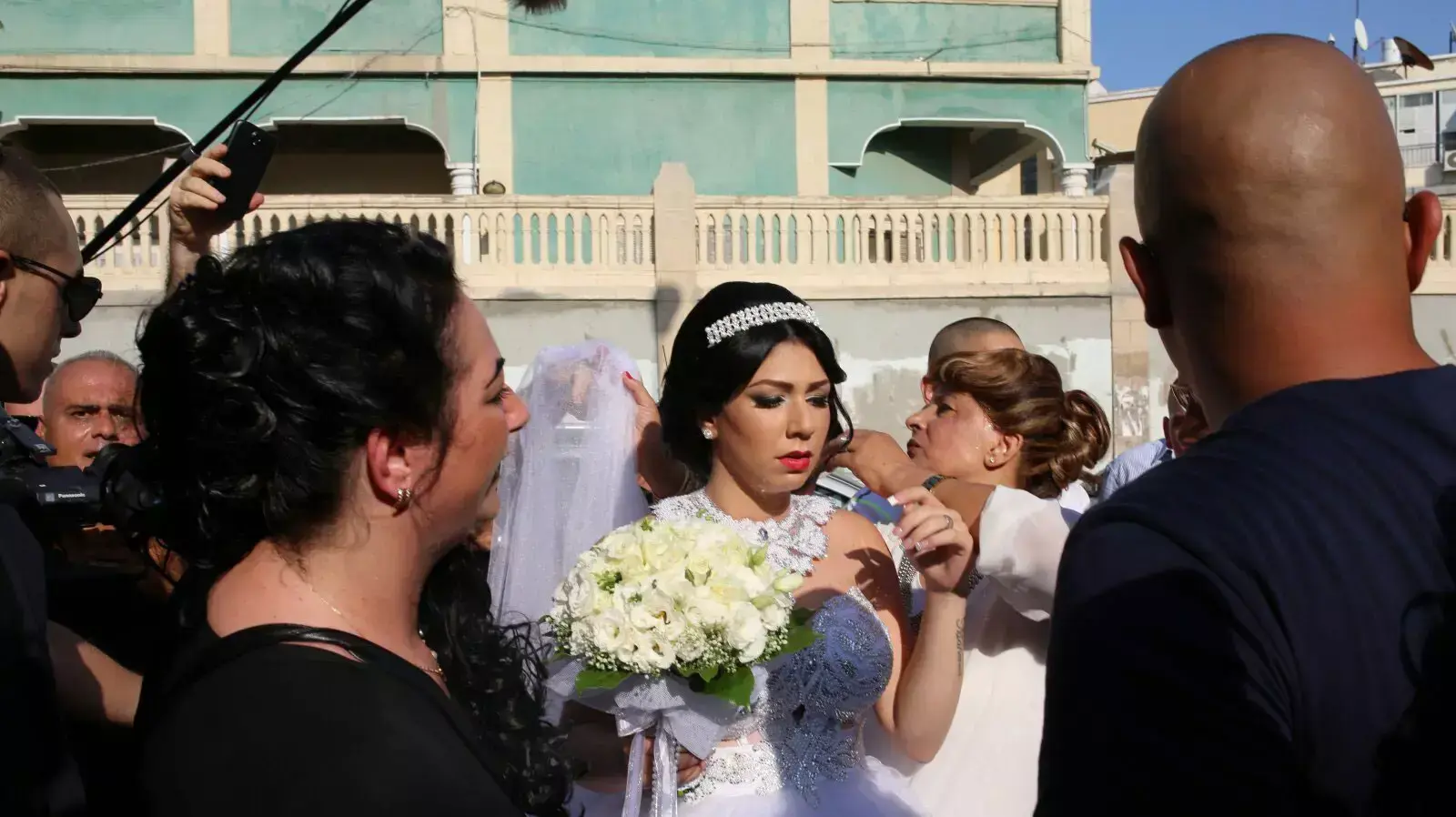 מחמוד ומורל ביום חתונתם ליד ביתם ביפו, אוגוסט 2014 מחמוד ומורל ביום חתונתם ליד ביתם ביפו, אוגוסט 2014