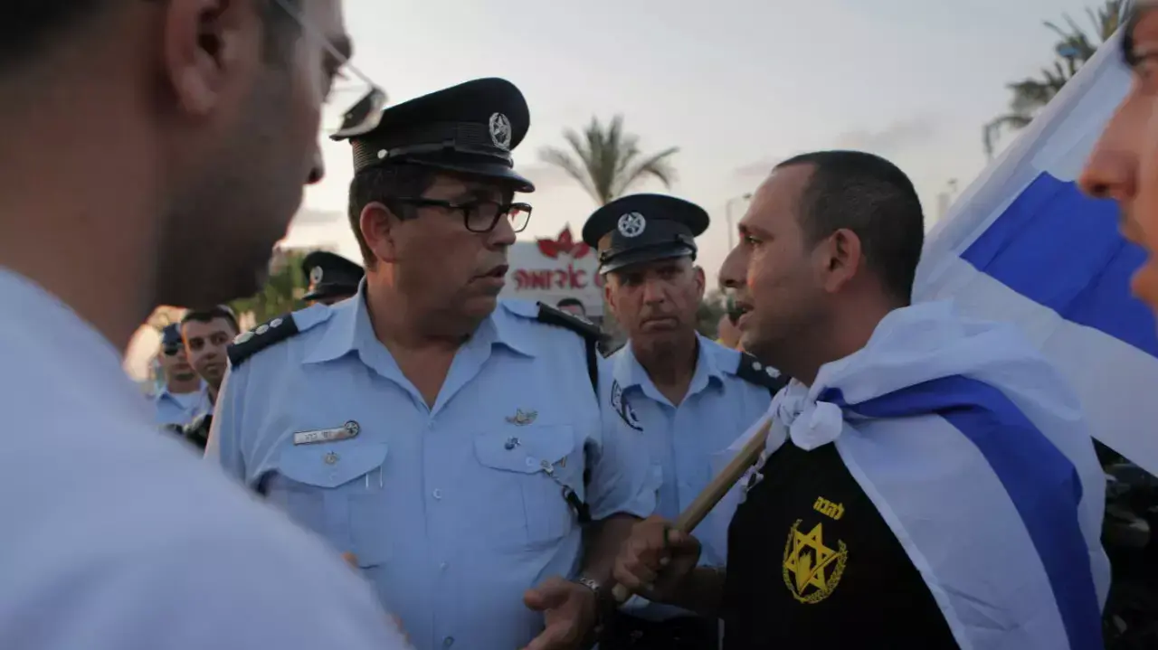 הפגנות תמיכה והפגנות נגד חתונתם של מחמוד ומורל מול האולם בו הם מתחתנים, ראשון לציון. אוגוסט 2014 הפגנות תמיכה והפגנות נגד חתונתם של מחמוד ומורל מול האולם בו הם מתחתנים, ראשון לציון. אוגוסט 2014