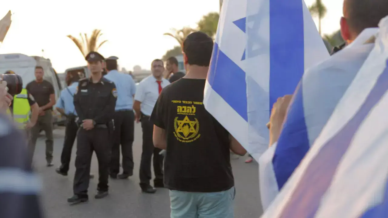 הפגנות תמיכה והפגנות נגד חתונתם של מחמוד ומורל מול האולם בו הם מתחתנים, ראשון לציון. אוגוסט 2014