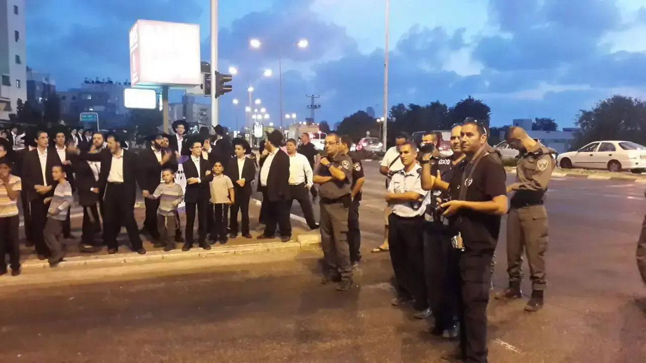 הפגנת חרדים באשדוד בעקבות מעצר נער חרדי שערק משירות. אוגוסט 2014 הפגנת חרדים באשדוד בעקבות מעצר נער חרדי שערק משירות. אוגוסט 2014