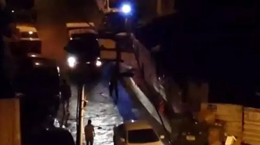 אילן בן עמי בטויוטה ורכב משטרה מאחוריו עוזבים את זירת רצח דפנה בר ציון לאחר השיחזור. אוגוסט 2014 אילן בן עמי בטויוטה ורכב משטרה מאחוריו עוזבים את זירת רצח דפנה בר ציון לאחר השיחזור. אוגוסט 2014