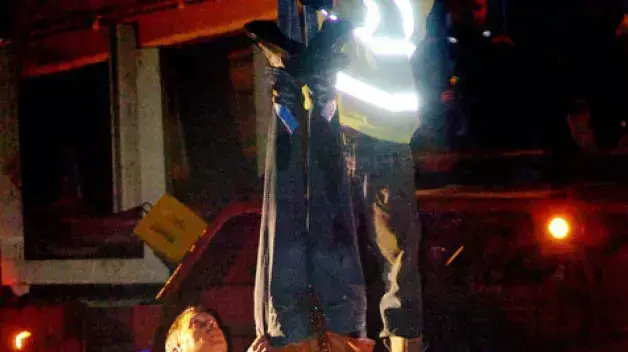 אמן האשליות אנטוני בריטון כמעט עולה באש במהלך תרגיל אמן האשליות אנטוני בריטון כמעט עולה באש במהלך תרגיל