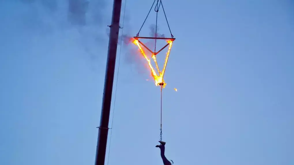 אמן האשליות אנטוני בריטון כמעט עולה באש במהלך תרגיל אמן האשליות אנטוני בריטון כמעט עולה באש במהלך תרגיל