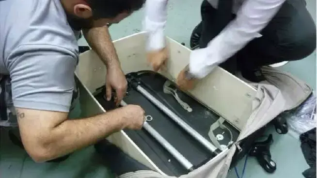 תפיסת סמים מסוג קוקאין שהוחבאו בתוך מזוודה בברזיל תפיסת סמים מסוג קוקאין שהוחבאו בתוך מזוודה בברזיל